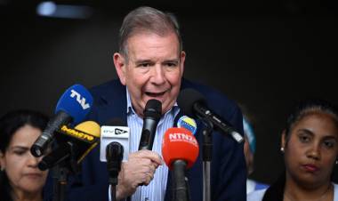 EDMUNDO GONZÁLEZ URRUTIA DENUNCIÓ QUE UN GRUPO DE ENCAPUCHADOS SECUESTRÓ A SU YERNO