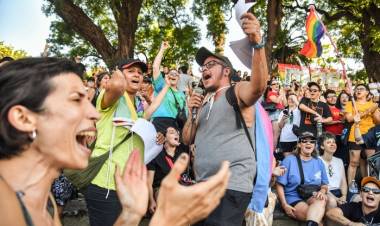 DESDE EL PERONISMO AL RADICALISMO, LOS PARTIDOS SE SUMAN A LA MARCHA ANTIFASCISTA Y ANTIRRACISTA CONTRA MILEI