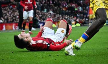 ALARMA: LICHA MARTÍNEZ SALIÓ LESIONADO EN EL PARTIDO DEL MANCHESTER UNITED