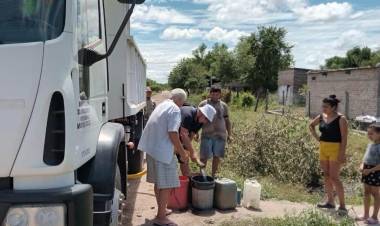 MACHAGAI: EL GOBIERNO PROVINCIAL SUMINISTRA Y LLEVA AGUA POTABLE A DISTINTOS BARRIOS