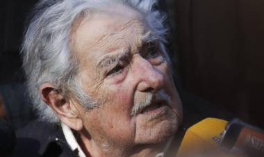 PEPE MUJICA CONDENÓ LA "REPRESIÓN CIEGA" EN EL CONGRESO