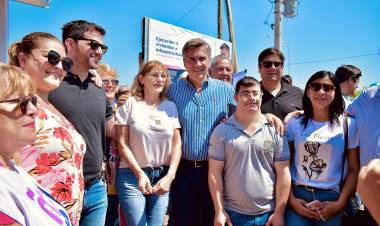 EL GOBERNADOR ZDERO ENTREGÓ VIVIENDAS A FAMILIAS DEL PARAJE EL PALMAR