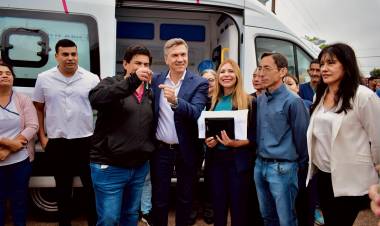 REFUERZO DEL SISTEMA SANITARIO PROVINCIAL: EL GOBERNADOR ZDERO ENTREGÓ AMBULANCIAS PARA MACHAGAI, PLAZA Y LA ESCONDIDA