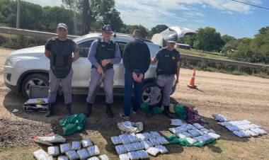 LLEVABA 60 PANES DE MARIHUANA EN LOS ASIENTOS TRASEROS Y FUE DETENIDO