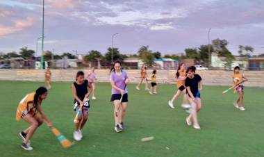 RESISTENCIA: CLASES DE HOCKEY EN EL PARQUE URBANO TIRO FEDERAL