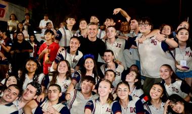 CREATIVIDAD Y TRADICIÓN: LAS BREÑAS BRILLÓ CON EL 68° DESFILE DE CARROZAS ESTUDIANTILES
