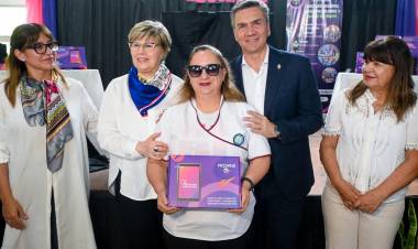 GRAL SAN MARTÍN: EL GOBERNADOR ZDERO ENTREGÓ TABLETS A ESCUELAS Y DESTACÓ EL COMPROMISO CON LA INCLUSIÓN Y LA CALIDAD EDUCATIVA