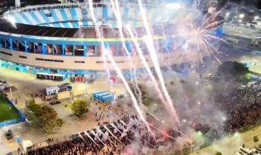 RACING TUVO BANDERAZO Y UNA CONMOVEDORA DESPEDIDA DE SUS HINCHAS