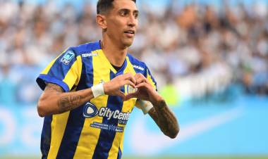 EN EL PASTO SECO DE RACING, DI MARÍA REGÓ FÚTBOL DE POTRERO