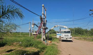 EL GOBIERNO PROVINCIAL FORTALECE LA RED ELÉCTRICA EN BARRIOS DE JUAN J. CASTELLI