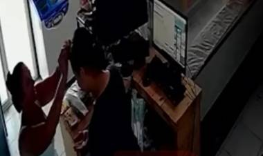 ENTRÓ COMO CLIENTA, LE "LEYÓ LAS MANOS" A LA EMPLEADA Y SE ROBÓ MÁS DE $ 400 MIL
