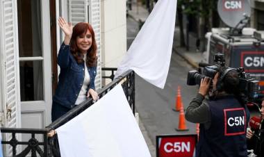MÁXIMO KIRCHNER REVELÓ QUE CRISTINA CAMBIÓ DE CANAL DE NOTICIAS PARA INFORMARSE: CUÁL MIRA AHORA