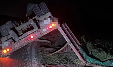 CORZUELA: VOLCÓ UN ACOPLADO CARGADO CON SEMILLAS DE ALGODÓN EN LA RUTA 89