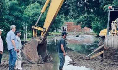MIRAFLORES: RÁPIDA RESPUESTA DEL GOBIERNO PROVINCIAL PARA ACELERAR EL ESCURRIMIENTO DEL AGUA