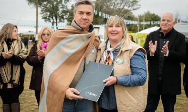COLONIA POPULAR: ZDERO ACOMPAÑÓ LA FIESTA PROVINCIAL DE LA BANDERA NACIONAL E INAUGURÓ EL PASEO DE EMPRENDEDORES