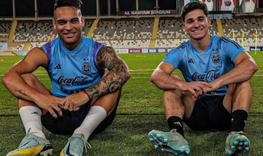 “JUEGA UNO SOLO”: LA DUDA DE SCALONI ENTRE LAUTARO MARTÍNEZ Y JULIÁN ÁLVAREZ