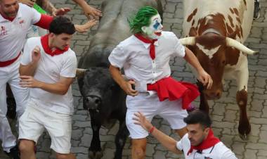SANCIONARON EN ESPAÑA AL “JOKER” POR GRABAR CON EL CELULAR Y TOCAR A UN TORO