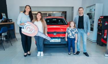 OBTUVO SU PRIMER AUTO GRACIAS AL BONO BIENAL: LOTERÍA CHAQUEÑA ENTREGÓ EL VOLKSWAGEN TERA 0 KM A LA GANADORA