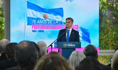 75 AÑOS DE PROVINCIALIZACIÓN: ZDERO RECIBIÓ LA BANDERA DE LA LIBERTAD CIVIL Y LLAMÓ A CONSTRUIR “EL CHACO DE OPORTUNIDADES”