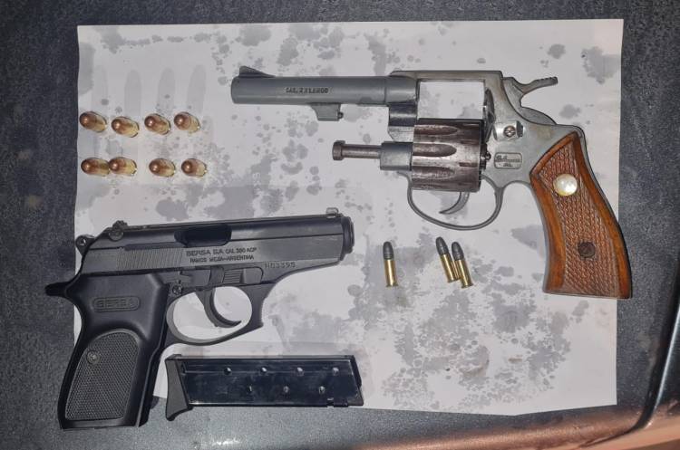 TRAS UN OPERATIVO DEMORARON A DOS HOMBRES QUE CIRCULABAN CON ARMAS DE FUEGO