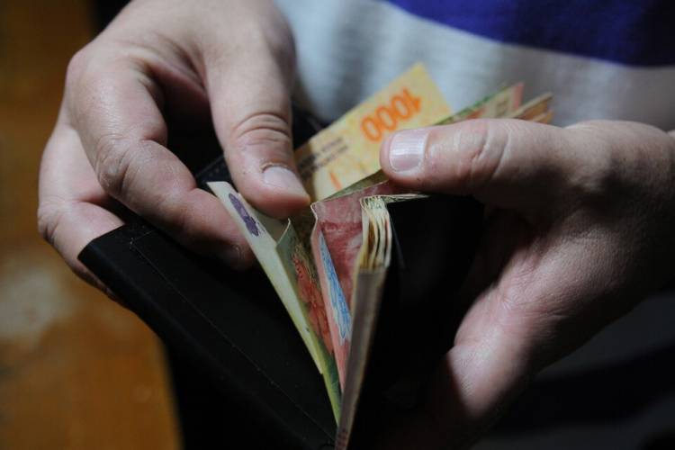 SUBIÓ 4 PUNTOS EL SALARIO REAL EN ABRIL, PERO BAJÓ MUCHO MÁS DESDE QUE LLEGÓ MILEI
