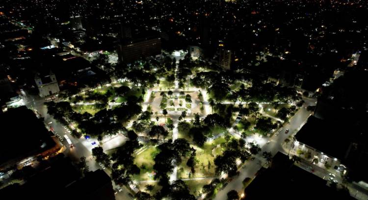 EL GOBIERNO PROVINCIAL AVANZA CON LA RECUPERACIÓN DEL ALUMBRADO EN EL MICROCENTRO DE RESISTENCIA