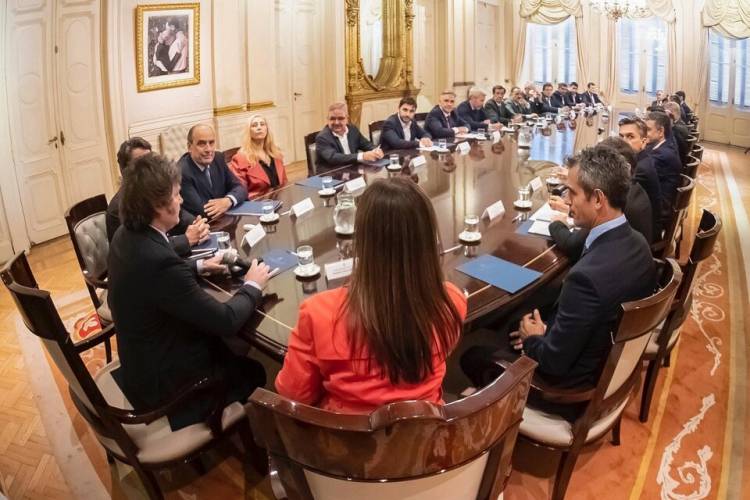PACTO DE MAYO: UNA PUESTA EN ESCENA CON VARIOS PROTAGONISTAS AUSENTES
