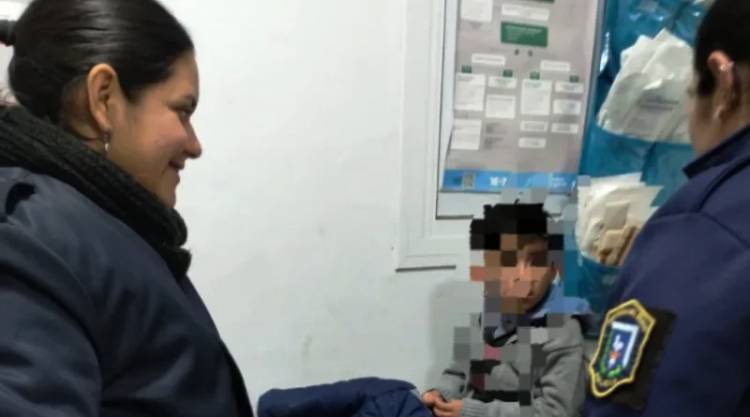 DOS POLICÍAS LOGRARON REANIMAR A UN NIÑO DE 5 AÑOS QUE FUE LLEVADO POR SU FAMILIA A LA COMISARÍA EN BUSCA DE AYUDA