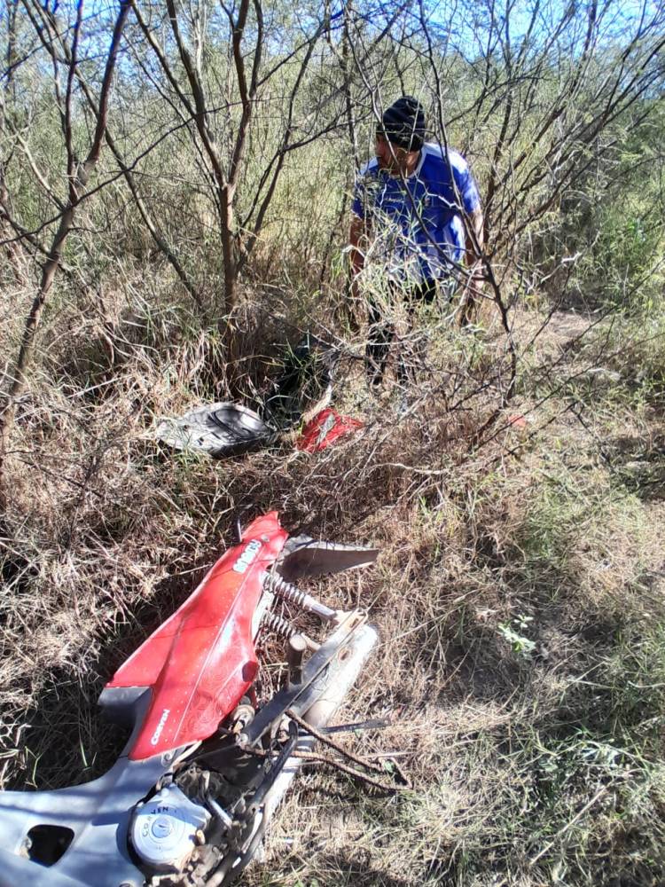 DESARMABAN UNA MOTOCICLETA, AL NOTAR LA PRESENCIA POLICIAL SE DIERON A LA FUGA