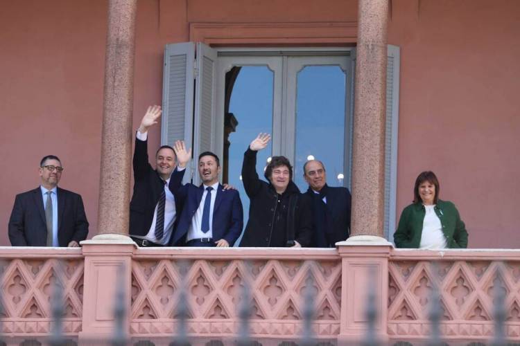 MILEI SE QUIERE SUBIR AL TRIUNFO DE LA SCALONETA: INVITÓ A LOS JUGADORES A LA CASA ROSADA
