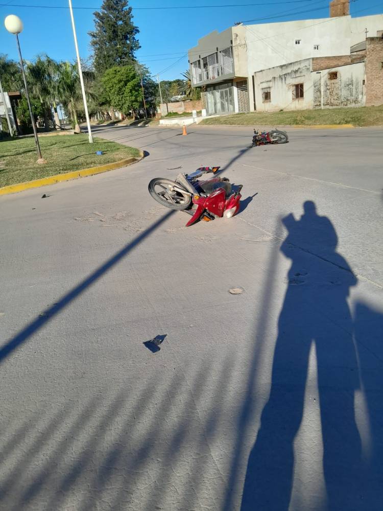 DOS MOTOCICLISTAS LESIONADOS EN UN SINIESTRO VIAL
