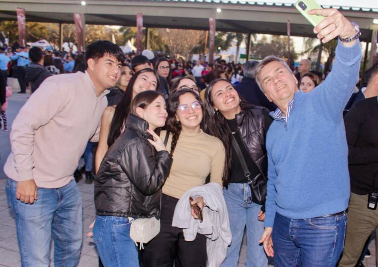 EL GOBERNADOR ZDERO ESTUVO ESTA TARDE EN LA BIENAL: “ES UNA VIDRIERA AL MUNDO Y REPRESENTA LA CULTURA DEL CHACO”