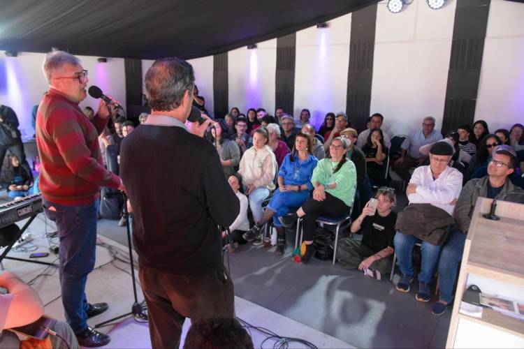 PRESENTACIÓN DEL PROYECTO "BANCO DE CANCIONES CHACO" EN EL STAND DEL PODER LEGISLATIVO EN LA BIENAL