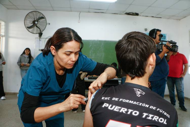 EL GOBIERNO DEL CHACO INICIÓ EN PUERTO TIROL LA CAMPAÑA DE VACUNACIÓN CONTRA EL DENGUE 