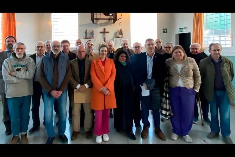 LA FOTO QUE QUIERE BORRAR LA MEMORIA: ASÍ SONRIERON GENOCIDAS Y DIPUTADOS LIBERTARIOS