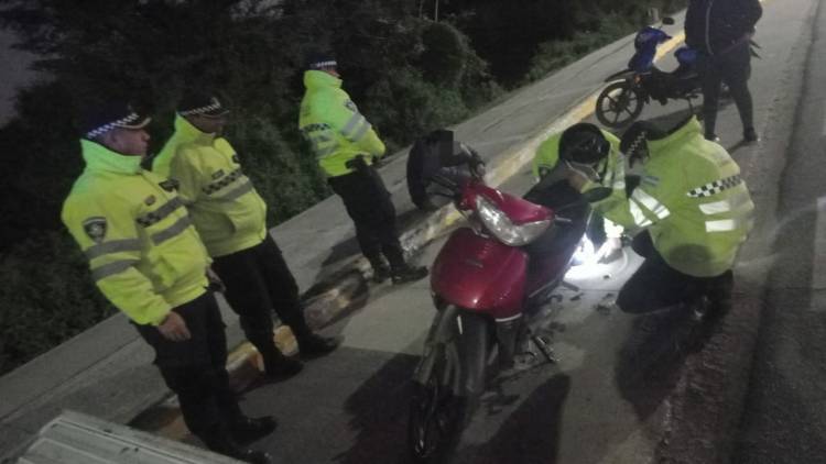 RECUPERAN UNA CAMIONETA, INTERVINIERON CARGAS, DETECTARON 30 ALCOHOLEMIAS Y LABRÓ 212 ACTAS