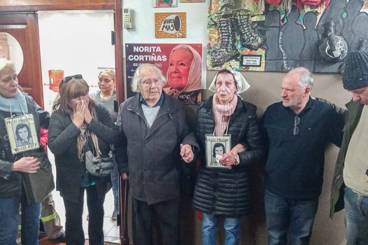 EMOTIVO HOMENAJE A NORA CORTIÑAS 