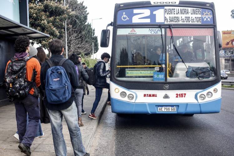 COLECTIVOS: EL GOBIERNO RETIRA LOS SUBSIDIOS Y SE DESENTIENDE DEL IMPACTO