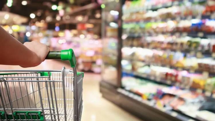 ARRANCA LA BAJA DEL IMPUESTO PAIS: QUÉ PRODUCTOS ESPERA EL GOBIERNO QUE BAJEN DE PRECIO