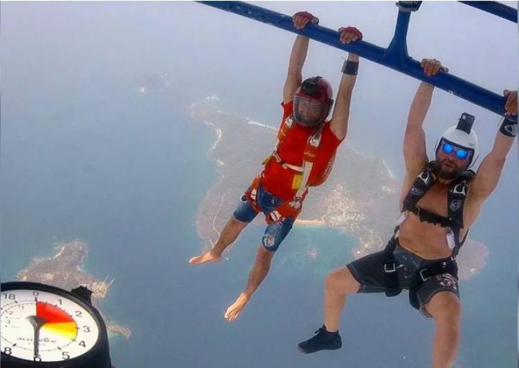 DOS PARACAIDISTAS ARGENTINOS SALTARON DESDE LA ESTRATÓSFERA Y LOGRARON UN RÉCORD MUNDIAL