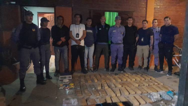 SECUESTRARON MÁS DE 64 KILOS DE MARIHUANA Y DETUVIERON A SEIS PERSONAS EN UN ALLANAMIENTO