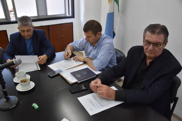 DESPACHO DIVIDIDO EN LA COMISIÓN DE INDUSTRIA 