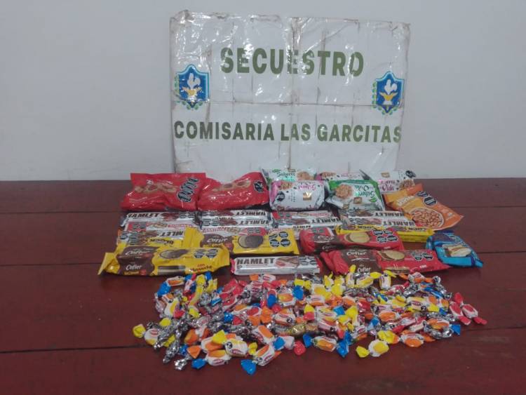 SE LLEVO LAS GOLOSINAS DEL KIOSCO DE LA ESCUELA A LA QUE ASISTE Y SU MADRE LAS ENTREGO