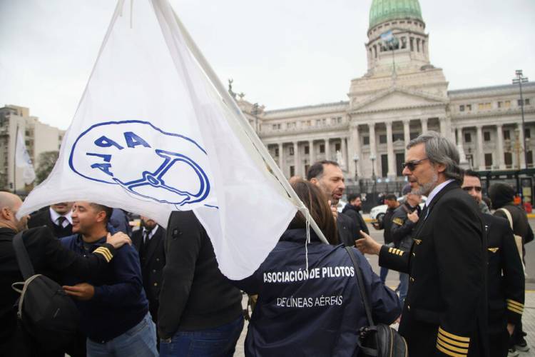 LAS FALACIAS DEL GOBIERNO PARA JUSTIFICAR LA PRIVATIZACIÓN DE AEROLÍNEAS ARGENTINAS