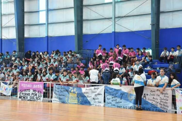 ESTUDIANTINA 2024: LA MUNICIPALIDAD DE VILLA ÁNGELA CELEBRA LA JORNADA DE FESTEJO PARA LOS SÉPTIMOS GRADOS