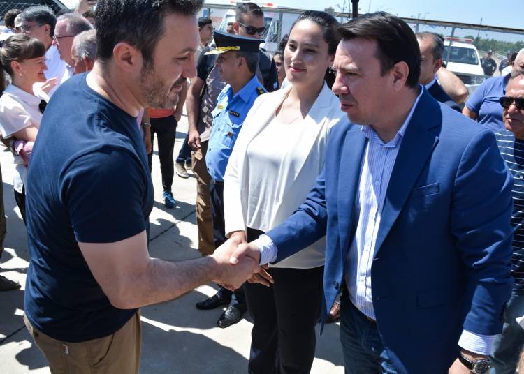 PUERTO LAS PALMAS: SCHNEIDER Y EL MINISTRO NACIONAL PETRI ACOMPAÑARON LA CAMPAÑA SOCIO SANITARIA FLUVIAL 2024