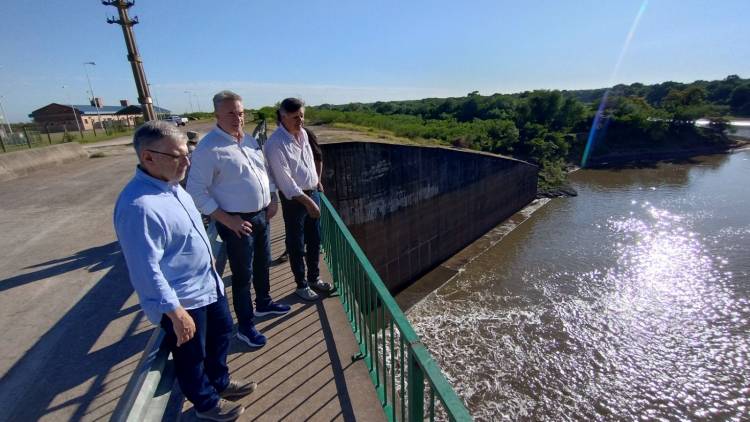 RÍO NEGRO: LA APA CONCLUYÓ UNA PRIMERA ETAPA DE LAS TAREAS DE MANTENIMIENTO DE LA OBRA DE CONTROL