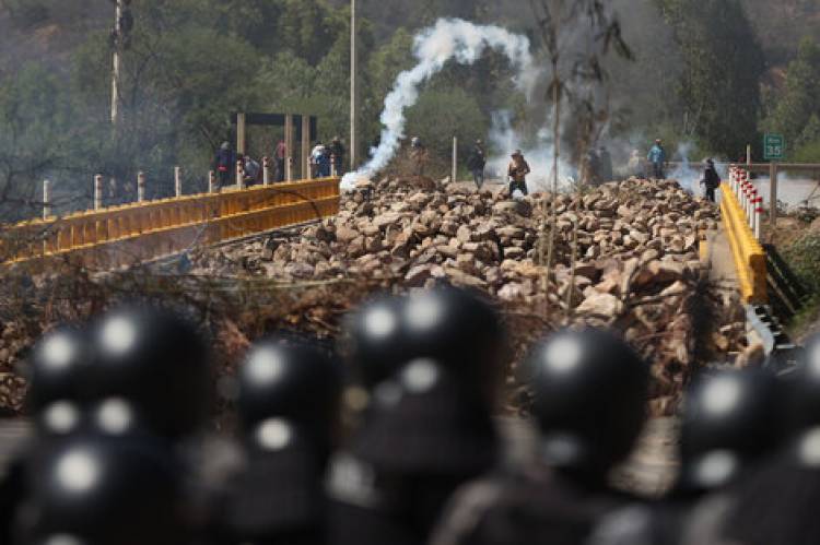 BOLIVIA: LA POLICÍA REPRIME Y LEVANTA ALGUNOS BLOQUEOS DE SEGUIDORES DE EVO MORALES