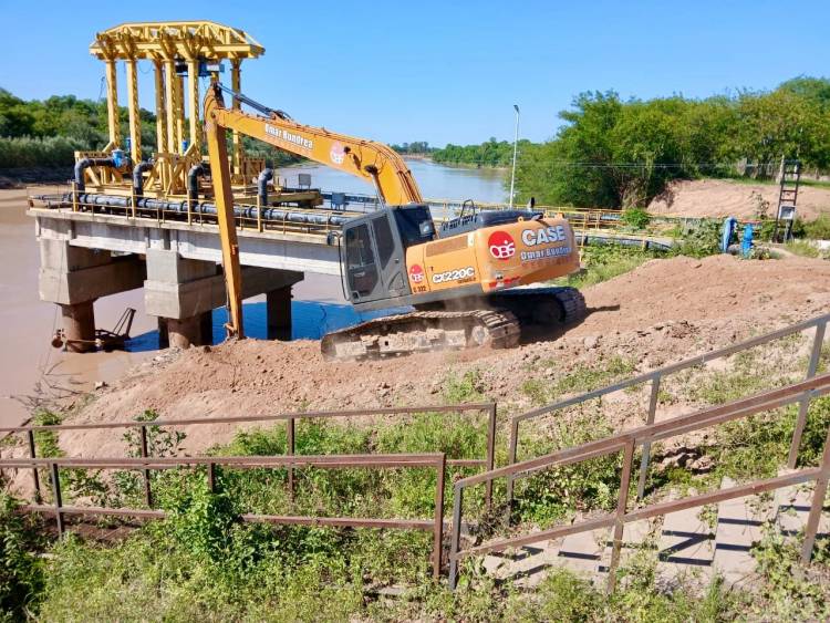 OPTIMIZANDO EL SERVICIO: SAMEEP REALIZÓ LA LIMPIEZA DE TOMA DE AGUA CRUDA DEL RÍO BERMEJO Y DE PRESEDIMENTADORES EN PRESIDENCIA ROCA