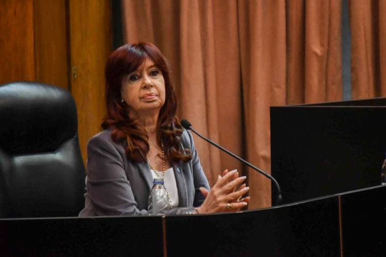 LA DEFENSA DE LOS ACUSADOS POR EL ATENTADO PIDIÓ CITAR A CRISTINA KIRCHNER PARA QUE DIGA SI "SE AUTOPERCIBE MUJER"
